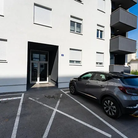 アパート Flora & Dita With Free Private Parking