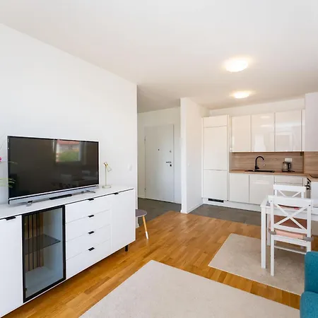 Flora & Dita With Free Parking Apartment