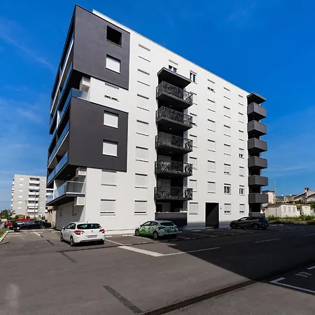 Flora & Dita With Free Parking Apartment