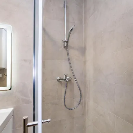 Flora & Dita With Free Private Parking Zara