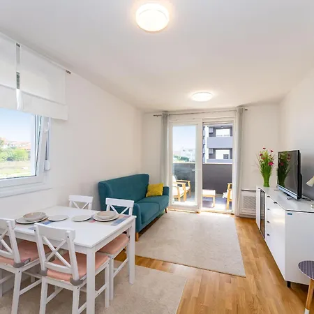 Flora & Dita With Free Parking Apartment
