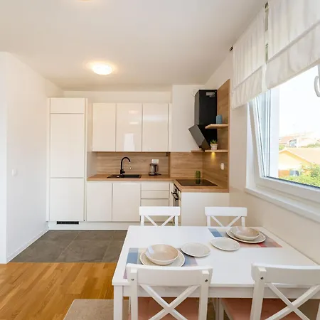 Flora & Dita With Free Private Parking Apartamento Zadar