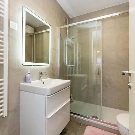 Flora & Dita With Free Private Parking Apartman