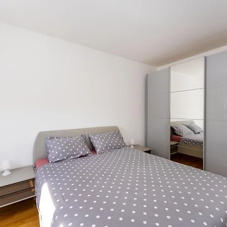 Flora & Dita With Free Parking Apartment Zadar