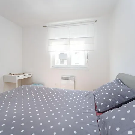 Flora & Dita With Free Private Parking Zara