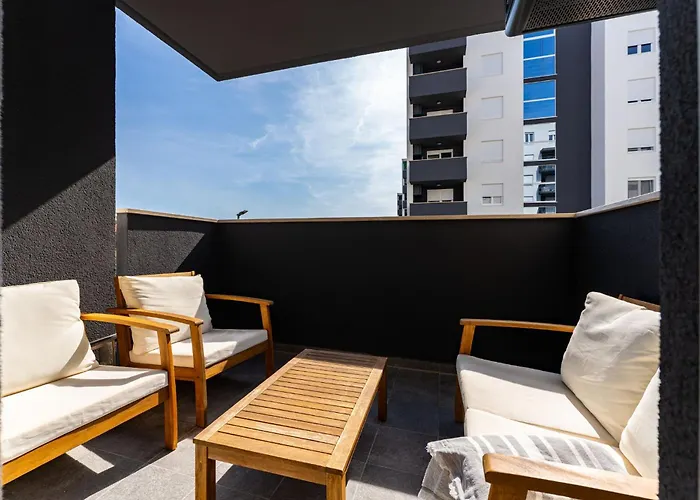 Flora & Dita With Free Private Parking *