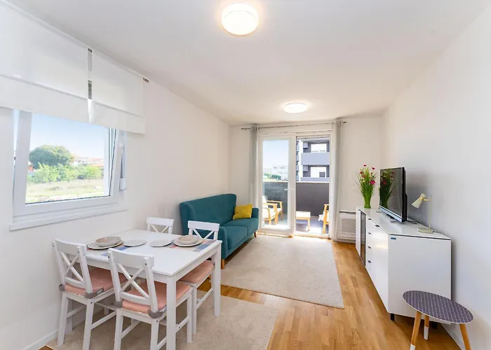 Flora & Dita With Free Private Parking Apartman