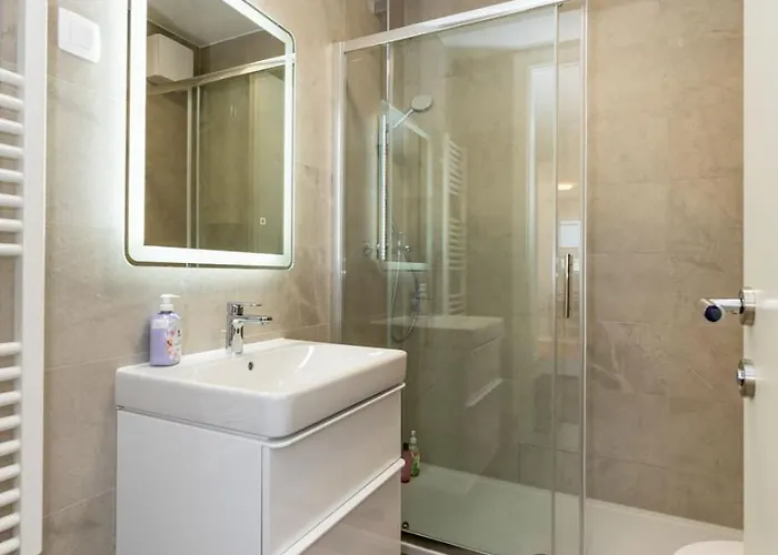 Flora & Dita With Free Private Parking Apartman