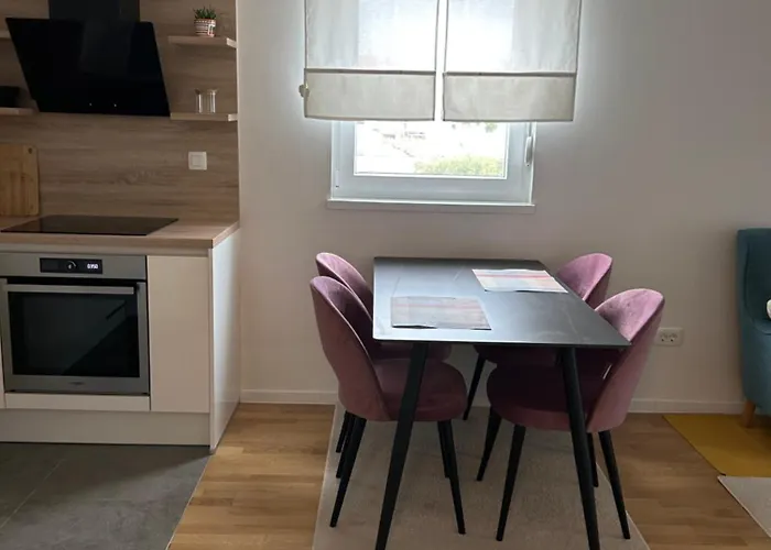 Flora & Dita With Free Private Parking