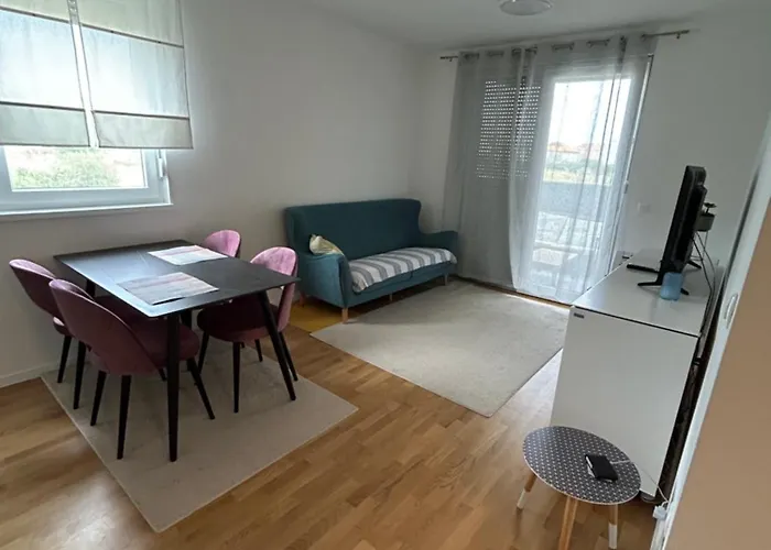 Flora & Dita With Free Private Parking Διαμέρισμα *