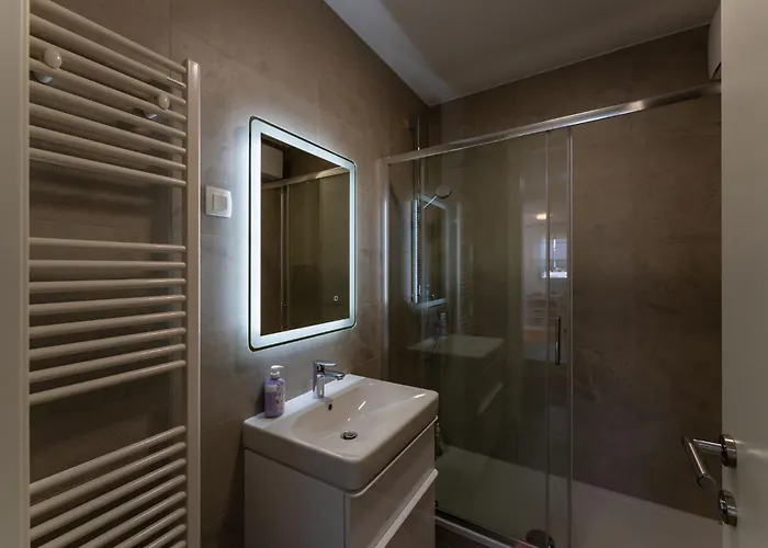 Flora & Dita With Free Private Parking Apartman